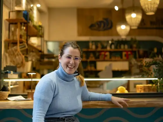Forhandler bag disken i sin butik